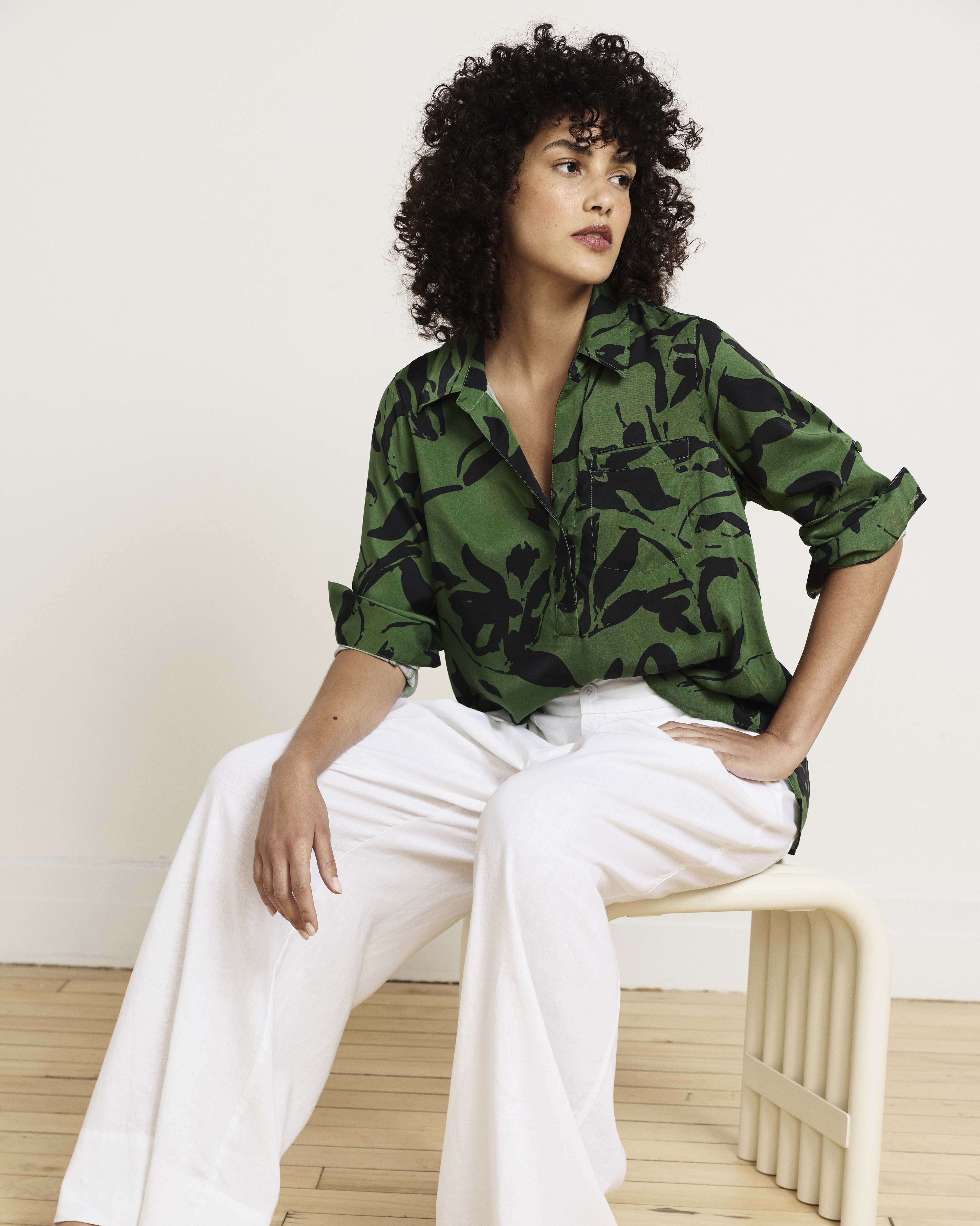 Button Back Stretch Cupro Polo Shirt - Green Sgraffito Print