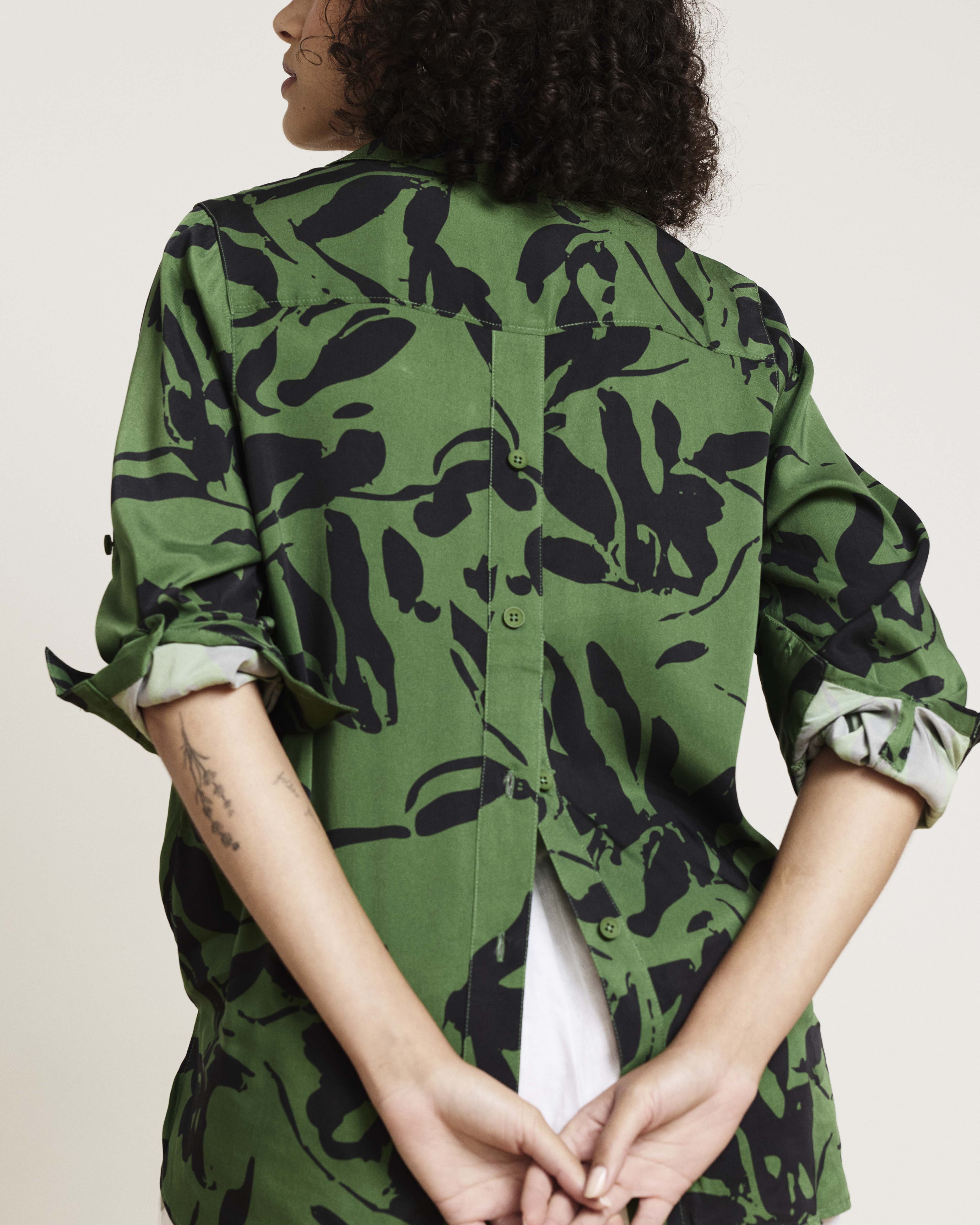 Button Back Stretch Cupro Polo Shirt - Green Sgraffito Print