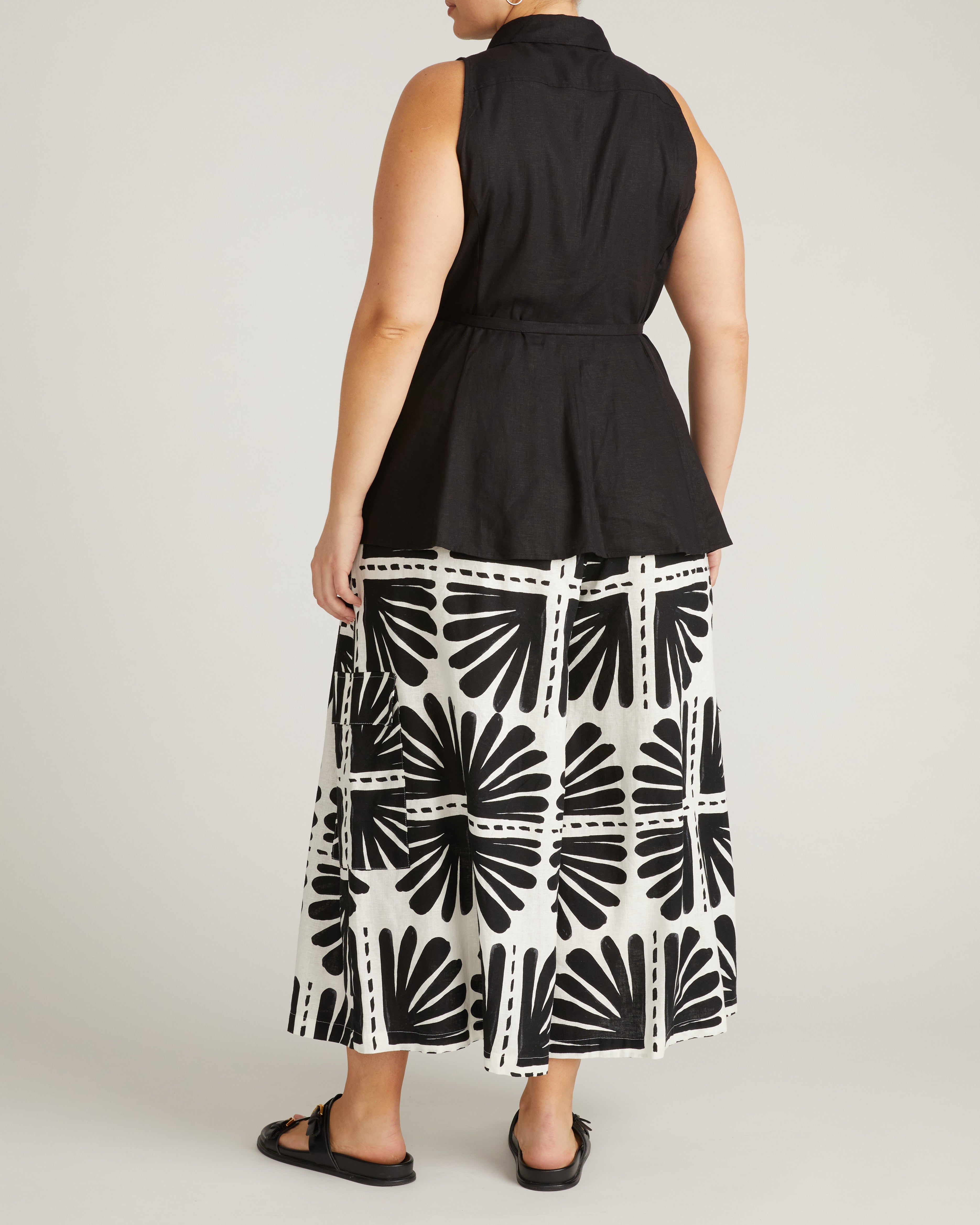 Adelaide Sleeveless Linen Blend Shirt - Black